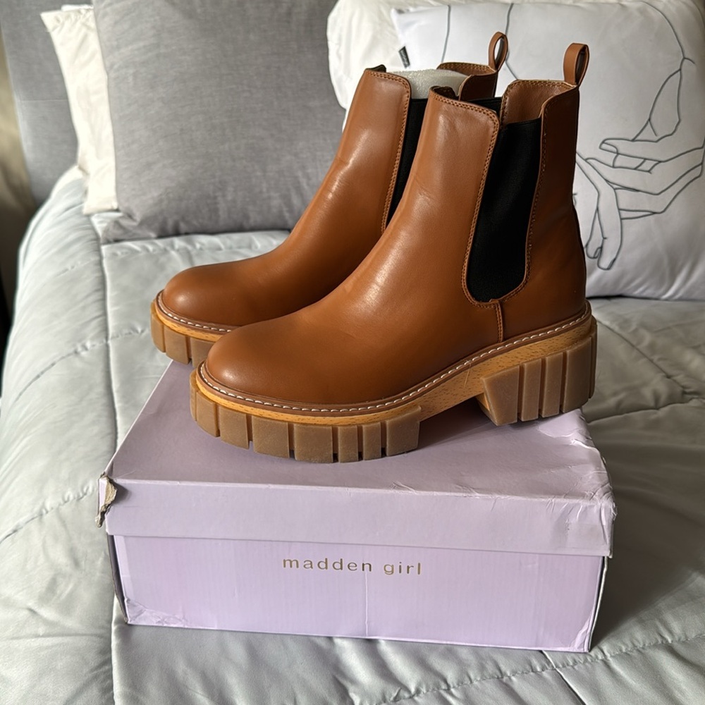 9.5 Madden Girl Brown Phoebe Chelsea Boots with Rugged Sole